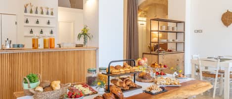 Buffet déjeuner gratuit tous les jours