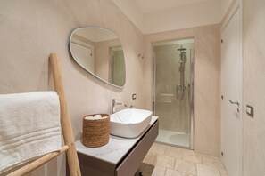Basic Studio | Bathroom | Shower, rainfall showerhead, hair dryer, slippers - Mediterranea Residence (Nardò)