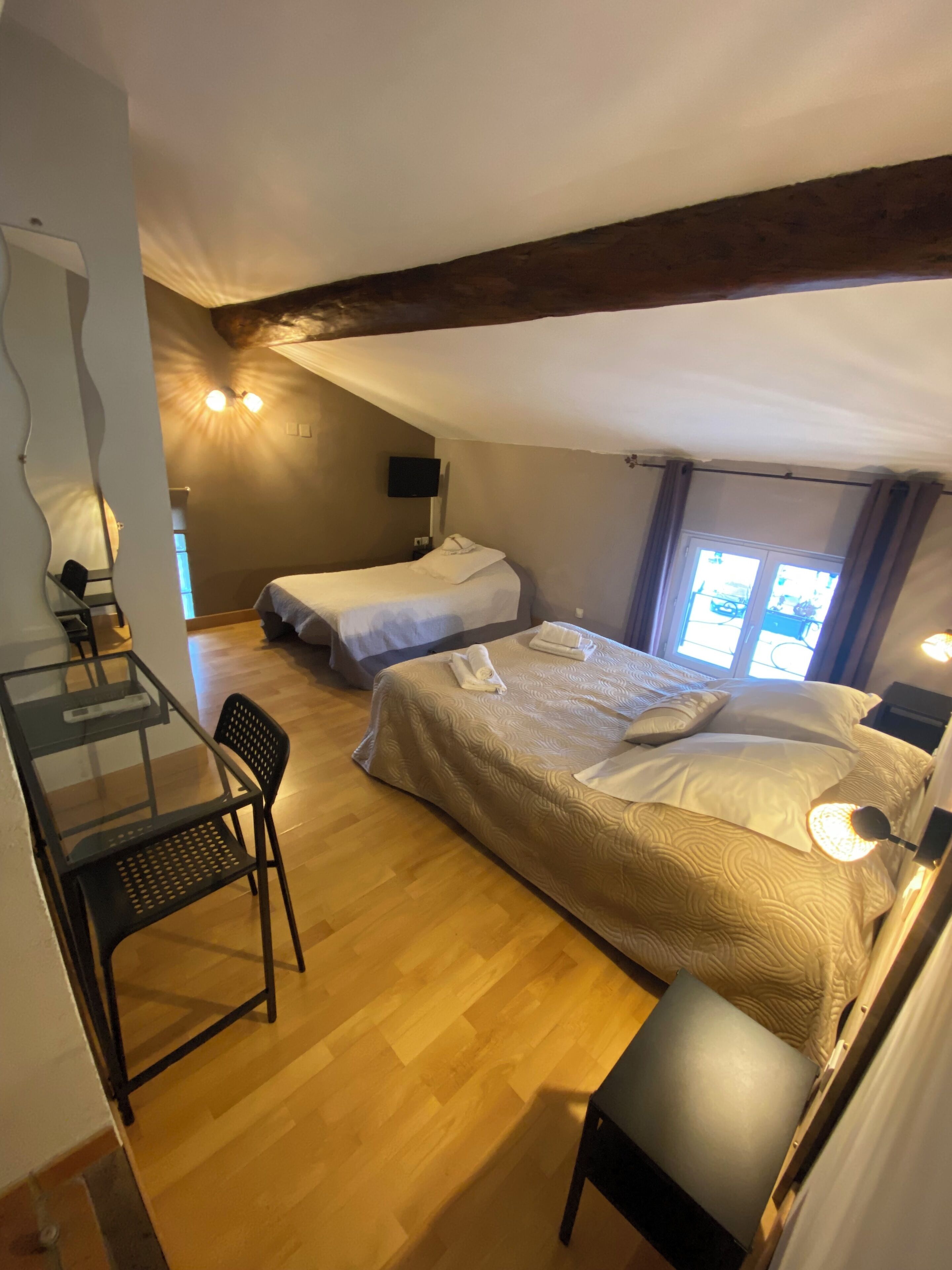 Habitación familiar | Decoración personalizada, muebles diferentes y escritorio 