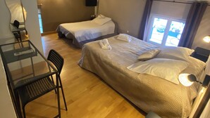 A room with two beds, a desk, and a chair. - Hotel Restaurant l'Escapade (Bedoin)
