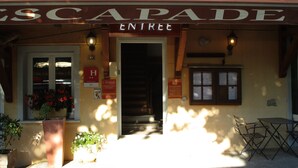The exterior of Hotel L'Escapade with a sign indicating it is an ENTREE establishment. - Hotel Restaurant l'Escapade (Bedoin)