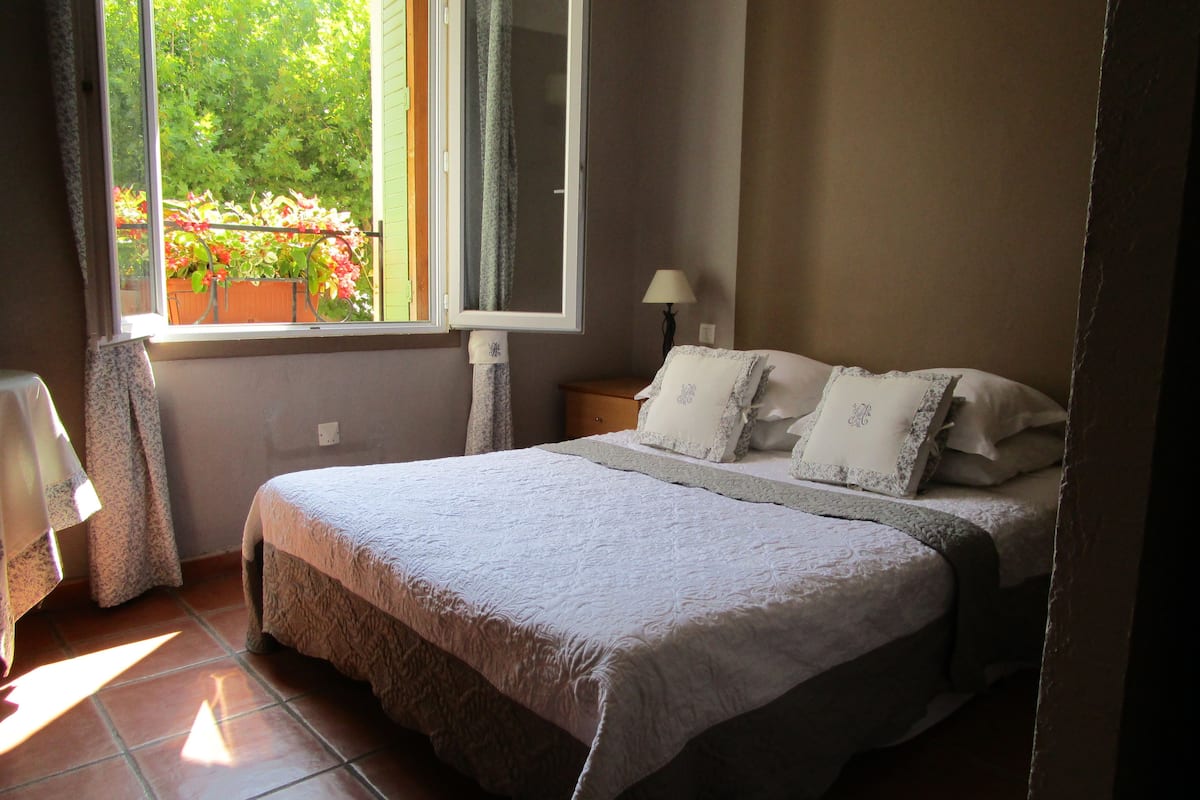 double room | individually decorated, individually furnished, desk, blackout curtains