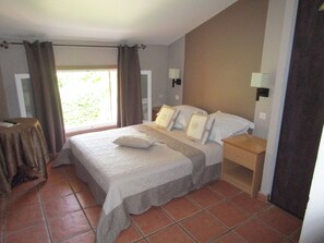 Family Room | Individually decorated, individually furnished, desk, blackout drapes - Hotel Restaurant l'Escapade (Bedoin)