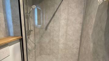 Familienzimmer | Badezimmer | Dusche, kostenlose Toilettenartikel, Haartrockner, Handtücher