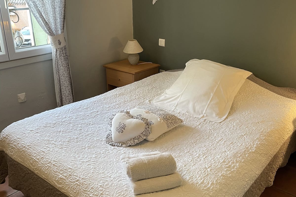 double room | individually decorated, individually furnished, desk, blackout curtains