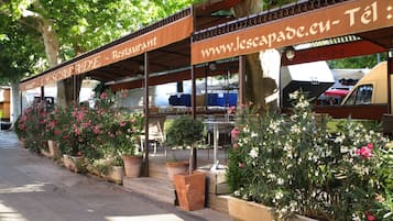 Σερβίρεται μεσημεριανό και βραδινό, με τοπική κουζίνα