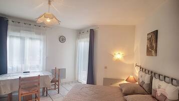 Travel crib, free WiFi