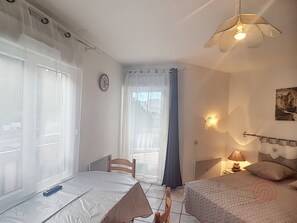 Lit de bébé portatif, accès au Wi-Fi (inclus)