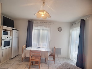 Interior - Cozy 24m² Apt, Renovated, Balcony, 650m from Lamalou Thermal Baths, Pets Welcome (Lamalou-les-Bains)