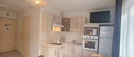 Travel crib, free WiFi