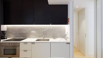 City Apartment, 2 Bedrooms, Kitchenette | Private kitchen | Full-sized fridge, microwave, oven, stovetop