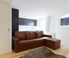 Leilighet – city, 3 soverom, tekjøkken | Oppholdsområde | Flatskjerm-TV