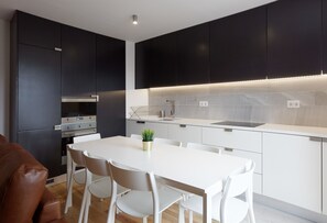 City Apartment, 3 Bedrooms, Kitchenette | Private kitchen | Full-size fridge, microwave, oven, stovetop - City Stays Alegria Apartments (Lisbon)