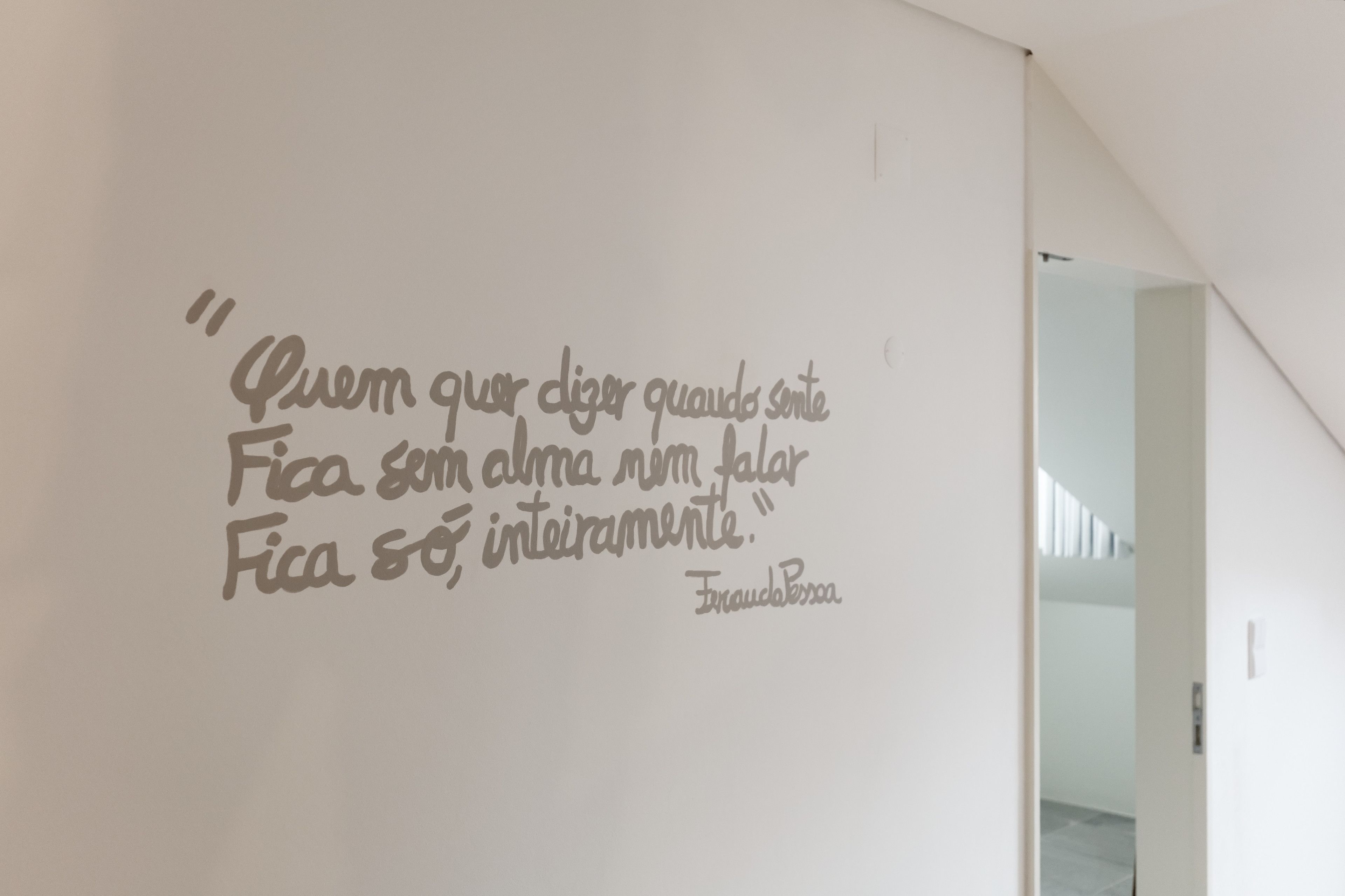 A wall with a quote in Portuguese.