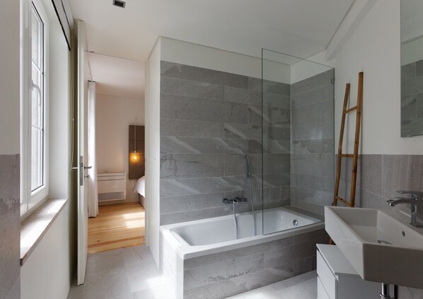 Deep-soaking bathtub, free toiletries, hair dryer, bidet - City Stays Alegria Apartments (Lisbon)
