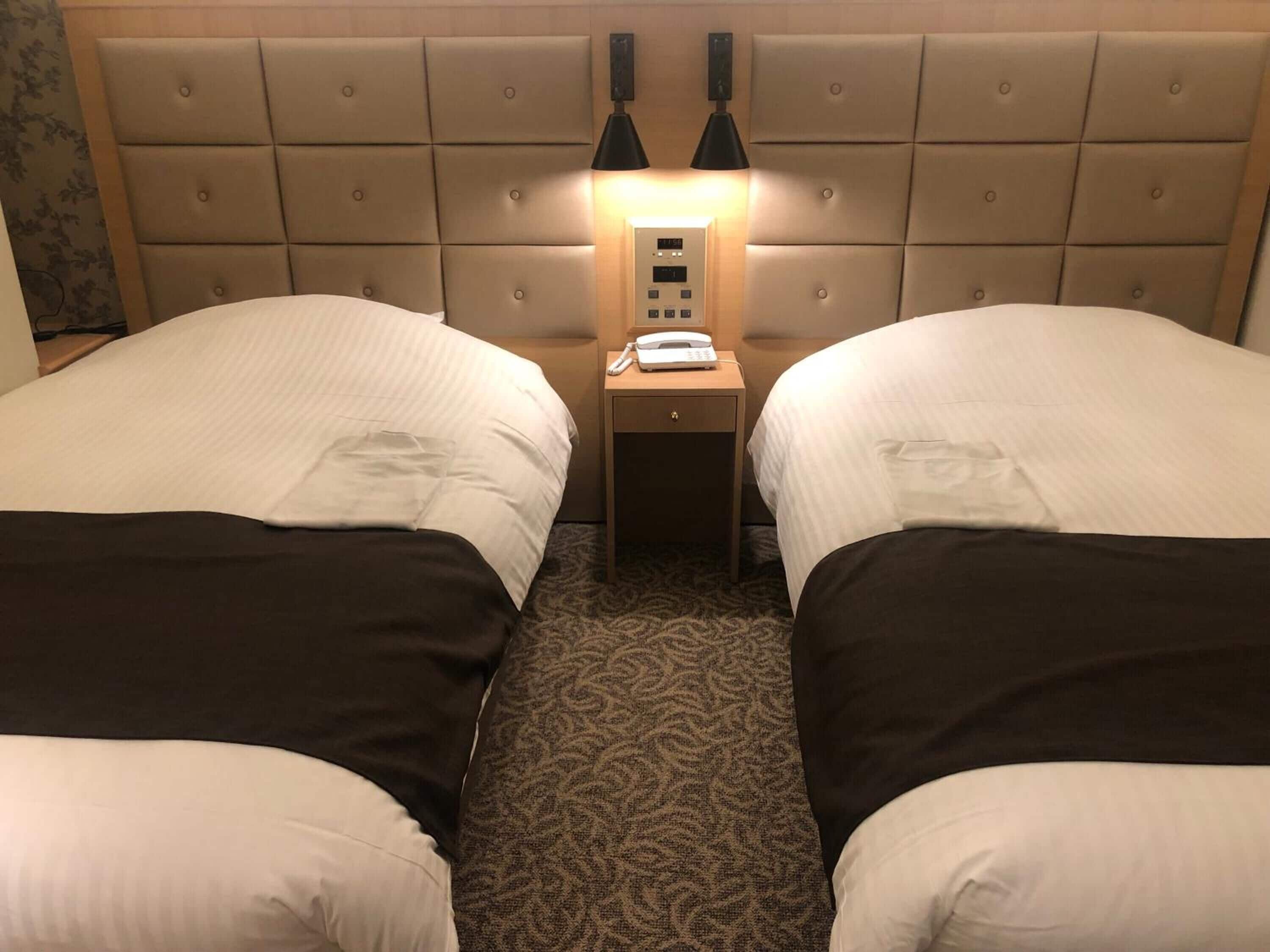 Schreibtisch, Verdunkelungsvorhänge, schallisolierte Zimmer