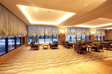 Lobby sitting area. Kobe Luminous Hotel Sannomiya