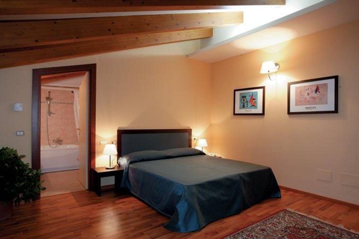 Habitación familiar, para no fumadores | Caja de seguridad en la habitación, escritorio y cortinas blackout 