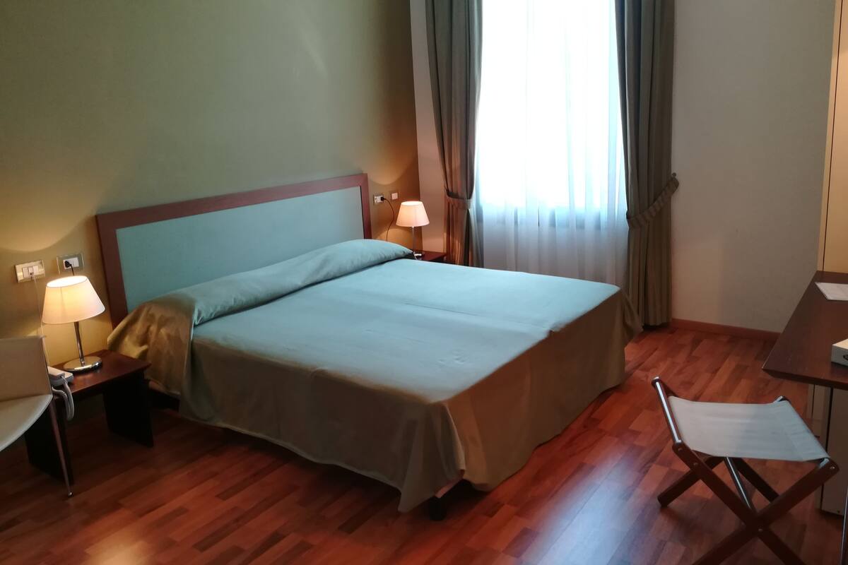 Habitación doble Deluxe, para no fumadores | Caja de seguridad en la habitación, escritorio y cortinas blackout 