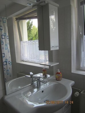 Dusche, Haartrockner, HandtĂŒcher