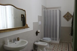 Shower, free toiletries, hair dryer, bathrobes - B&B Le Macine 1868 (Paceco)