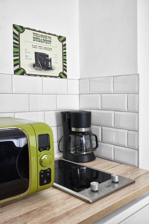 City Studio, 1 Queen Bed with Sofa bed | Private kitchen | Fridge, microwave, stovetop, coffee/tea maker - Elegant Ernesto (Budapest)