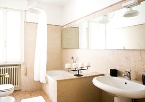 Habitación triple, baño privado (External) | Baño | Artículos de higiene personal gratuitos, secador de pelo y albornoces