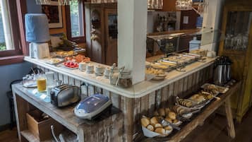 Se ofrece un desayuno bufé todos los días (por un coste adicional)