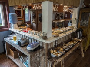 Se ofrece un desayuno bufé todos los días (por un coste adicional)