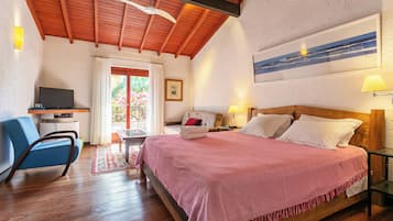 Habitació doble, 1 llit de matrimoni gran, no fumadors, vistes parcials al llac | Minibar, caixa forta a l'habitació i escriptori