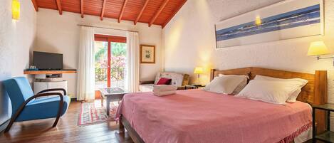 Double Room, 1 King Bed, Non Smoking, Partial Lake View | Minibar, in-room safe, desk, iron/ironing board