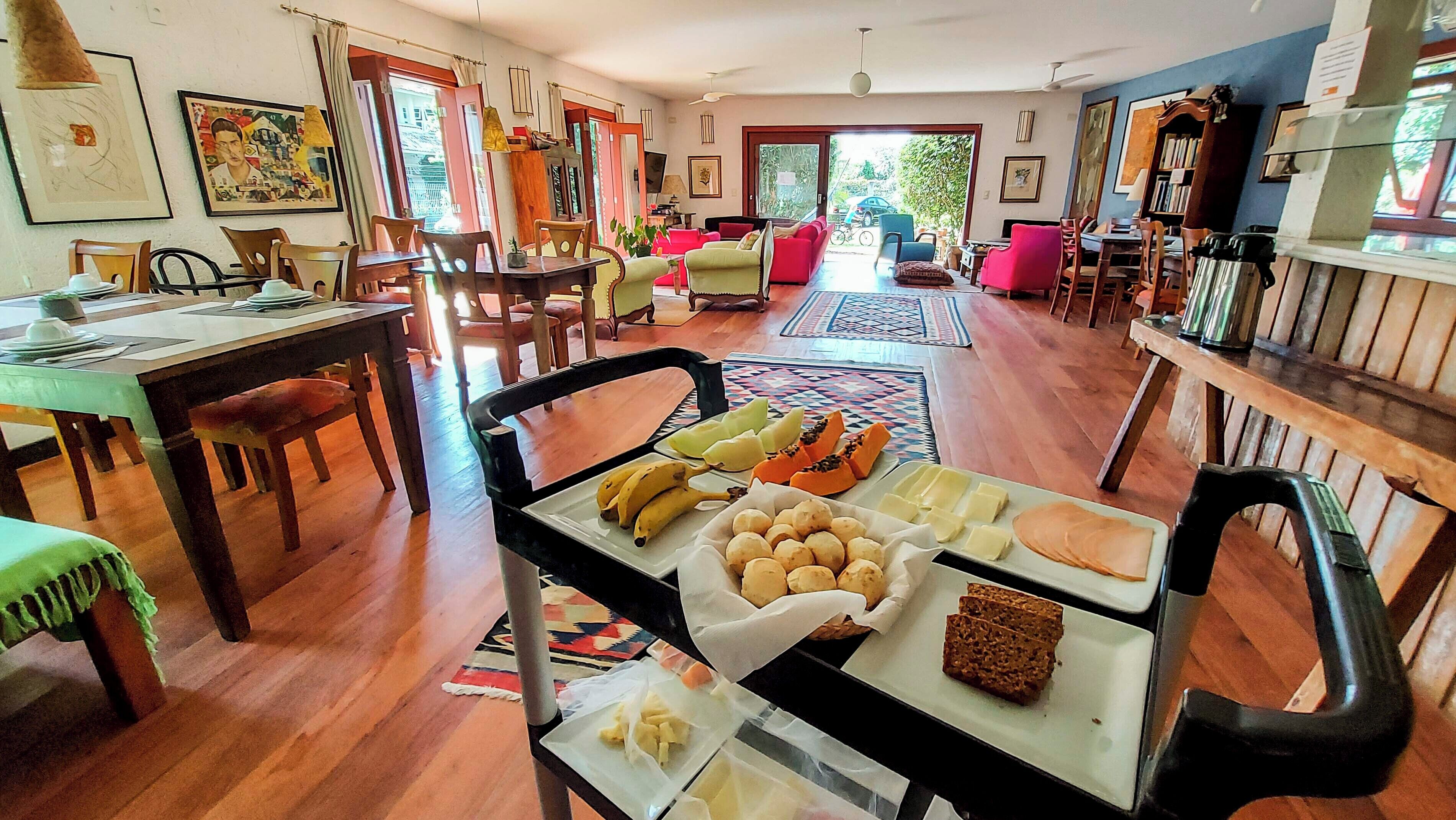Café da manhã com buffet todos os dias mediante uma taxa