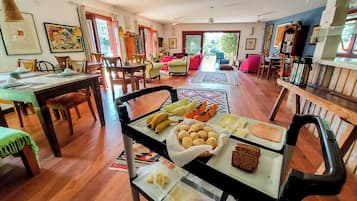 Café da manhã com buffet todos os dias mediante uma taxa