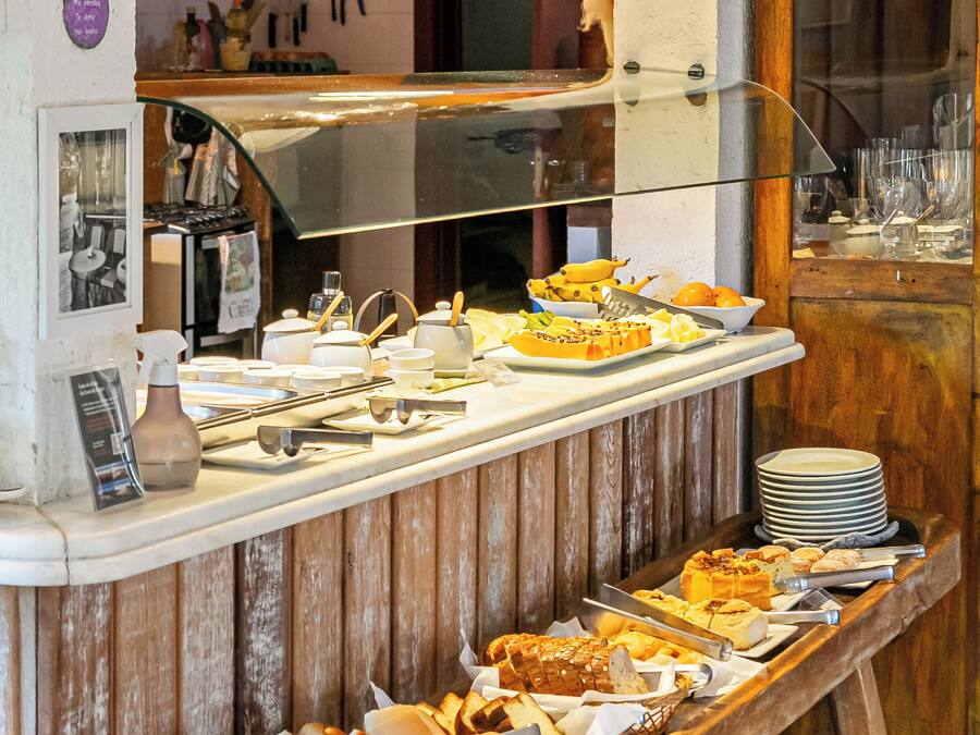 Un buffet proposant une variété de plats et d’ustensiles.
