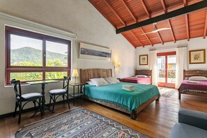 Firemannsrom, flere senger, ikke-røyk, delvis utsikt mot innsjø | Minibar, safe på rommet, skrivebord og strykejern/-brett