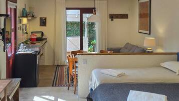 Apartamento família, várias camas, cozinha, no piso térreo | Frigobar, cofres nos quartos, individualmente decorados