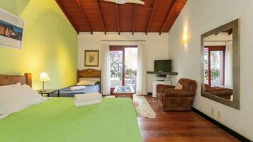 Quarto triplo, várias camas, para não fumantes, vista parcial para o lago | Frigobar, cofres nos quartos, escrivaninha