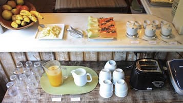 Daily buffet breakfast (BRL 60 per person)