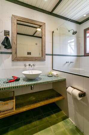Habitación cuádruple, varias camas, no fumadores, vistas parciales al lago | Baño | Ducha, artículos de higiene personal gratuitos y secador de pelo