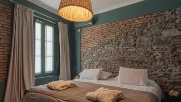 Double or Twin Room | Minibar, in-room safe, free cribs/infant beds, WiFi