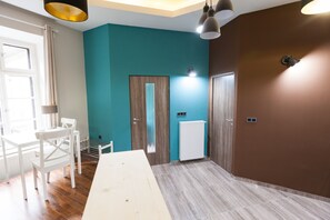 City Studio, 1 Queen Bed with Sofa bed | In-room dining