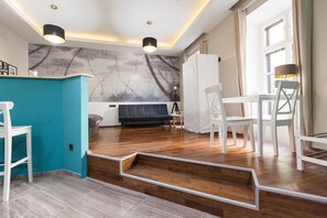Estudio urbano, 1 cama Queen size y sofá cama | Área de sala de estar