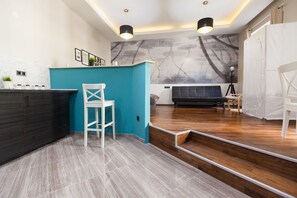 Estudio urbano, 1 cama Queen size y sofá cama | Área de sala de estar