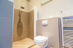 City Studio, 1 Queen Bed with Sofa bed | Bathroom shower - Fancy Ernesto II (Budapest)