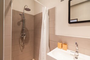 City Apartment, 2 Bedrooms | Bathroom