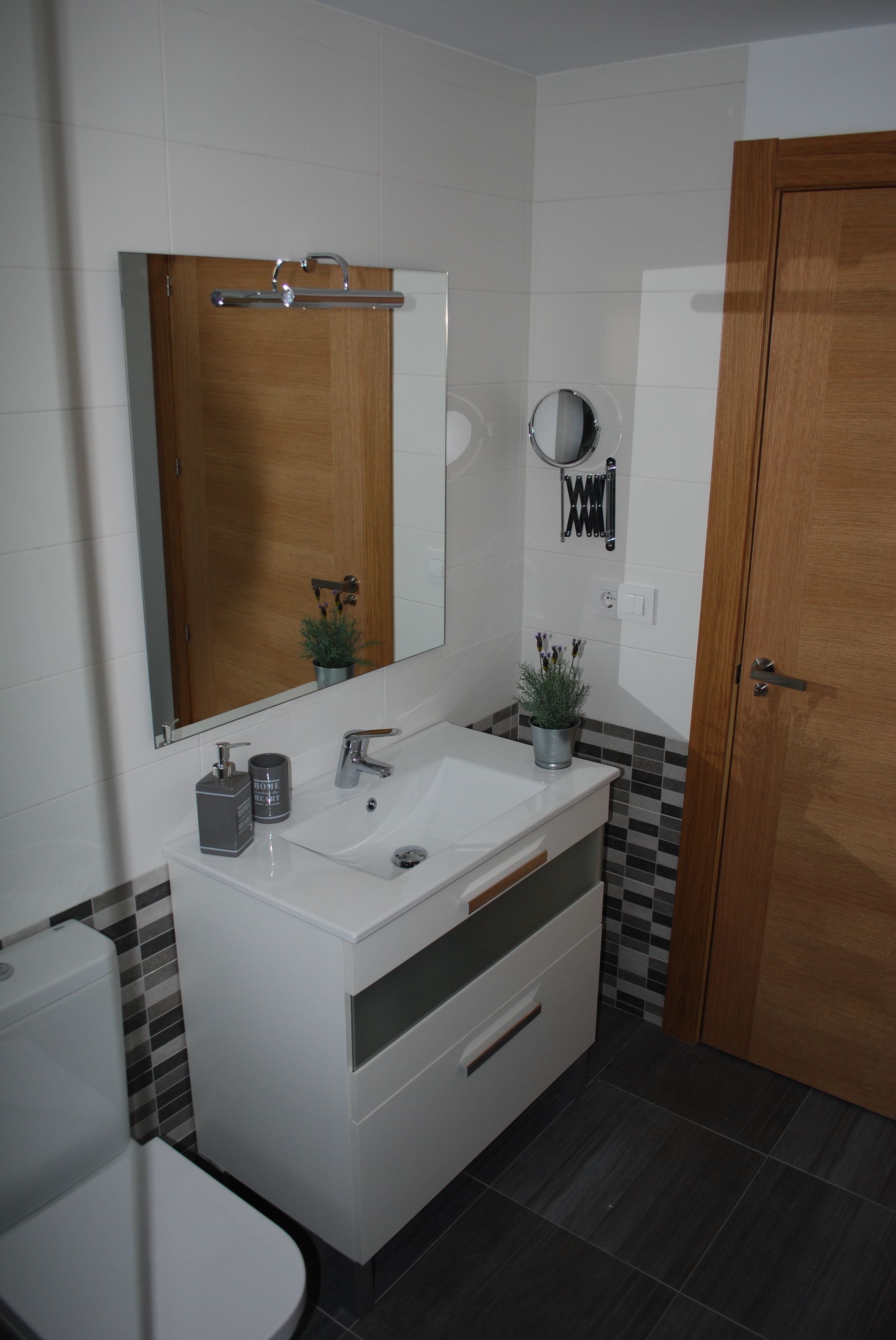Standard Apartment, 2 Bedrooms | Bathroom sink