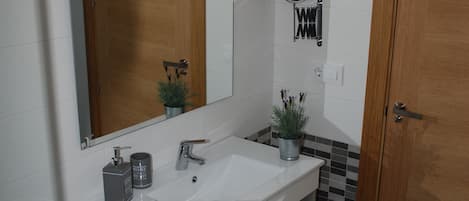 Standard Apartment, 2 Bedrooms | Bathroom sink