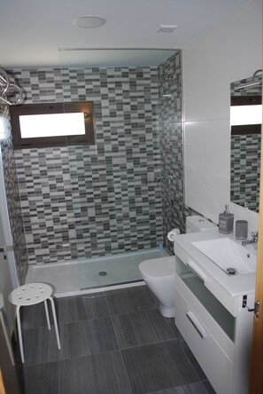 Standard Apartment, 2 Bedrooms | Bathroom | Shower, free toiletries, hair dryer, towels