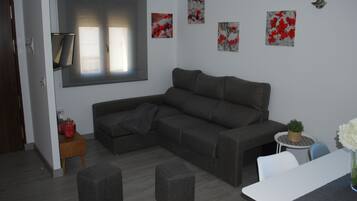 Apartamento estándar, 2 habitaciones | Zona de estar | Una televisión de pantalla plana