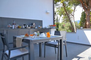 Esmorzar diari d'estil bufet gratuït 